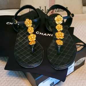 Chanel quilted black thongs with gold camelias